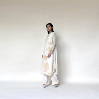 Textured chiffon straight cut classic kurta with fine Resham and pearl placement embroidery. The kurta has a separate lining and wide pants. The look is classic and elegant and works perfectly well for the day. 